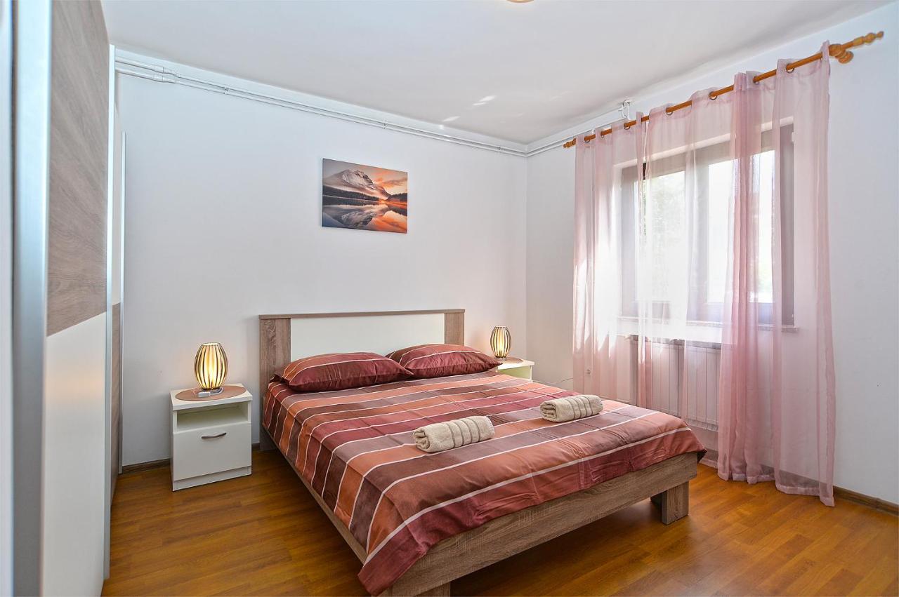 Apartments Milka 2074 โปเรช ภายนอก รูปภาพ