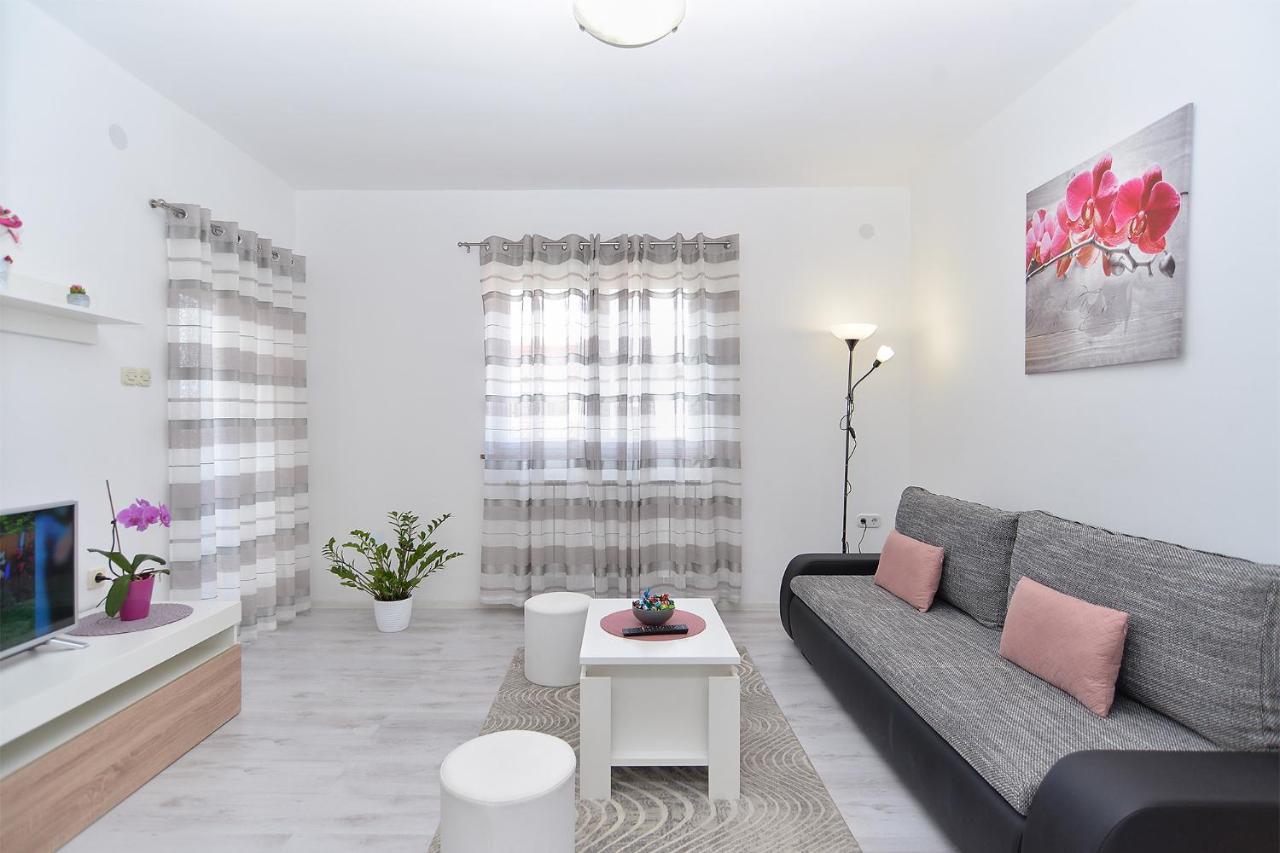 Apartments Milka 2074 โปเรช ภายนอก รูปภาพ